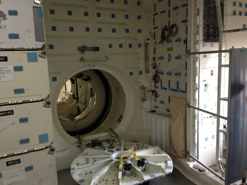 Illustration for article titled I Took This Amazing Tour Inside the Space Shuttle. So Should You.